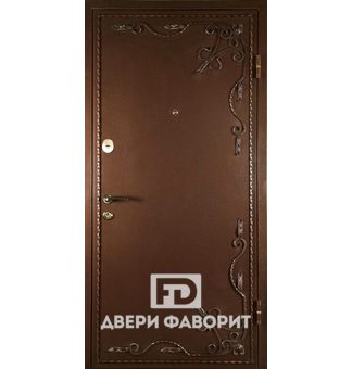 металлическая дверь в коттедж с коричневым цинкогрунтом и коваными элементами
