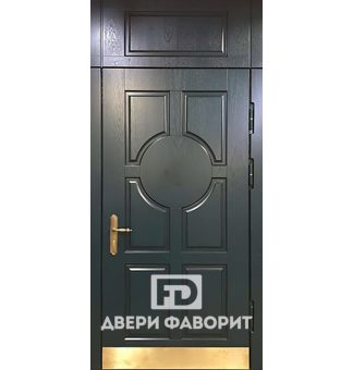 дверь в квартиру с отбойником и верхней вставкой