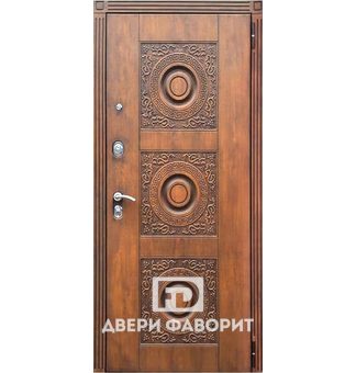дверь в квартиру с массивом дерева и трехконтурным уплотнителем