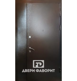 металлическая дверь в квартиру с боковой вставкой