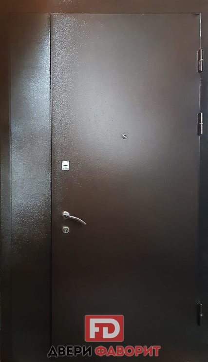 металлическая дверь в квартиру с боковой вставкой