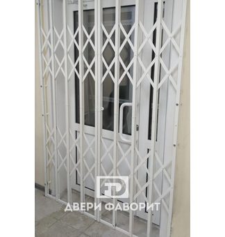 решетчатая дверь с раздвижной створкой и белым нитроэмалевым окрасом