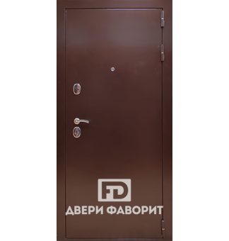 дверь из стали для загородного дома отделана цинкогрунтом и усилена тремя петлями