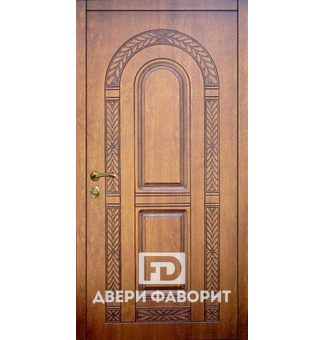 металлическая дверь отделана виноритом с узором в виде арки