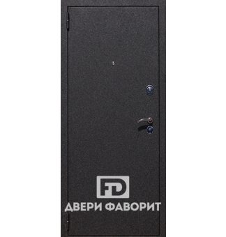 стальная дверь окрашена чёрным цинкогрунтом