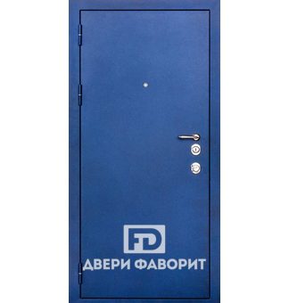 стальная дверь синего цвета окрашена цинкогрунтом