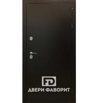 дверь металлическая с тремя петлями окрашена черным цинкогрунтом