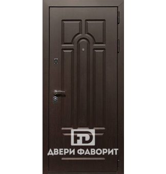 дверь входная отделана мдф и укомплектована тремя петлями
