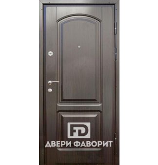 дверь из стали с тремя петлями и мдф отделкой