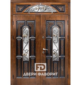 парадная с верхней вставкой дверь со стеклянными вставками и коваными элементами