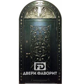 арочная парадная дверь с ковкой и стеклянной вставкой