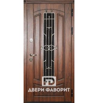 дверь с тремя петлями оборудована стекло и ковкой