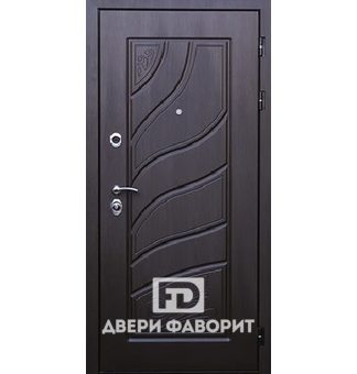 дверь с тремя петлями отделана мдф чёрного цвета