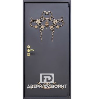 металлическая дверь украшена ковкой в виде виноградной лозы под бронзу