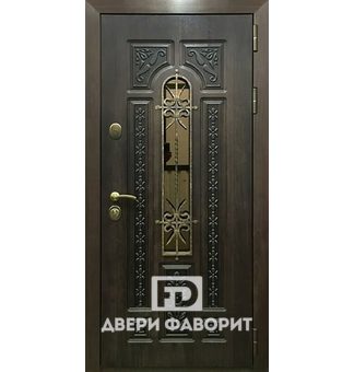 стальная дверь оборудована стеклом и ковкой